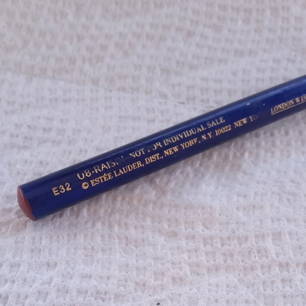 Estee Lauder Lip Defining Wooden Pencil Raisin Lightweight Creamy Long Lasting